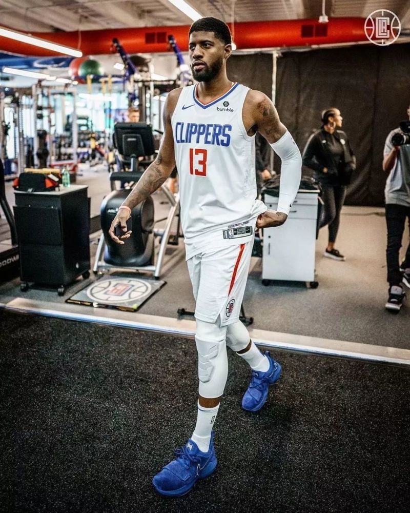 王曼昱3-8逆转后再轰11-2，梁靖崑痛失好局吞首败，国乒8-2法国（王曼昱3-8翻盘再轰11-2，梁靖崑好局不保遭首败，国乒8-2力克法国）