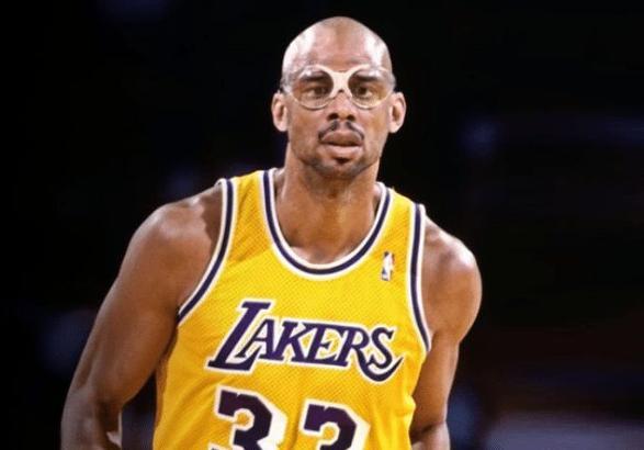 客战那不勒斯替补登场，科斯蒂奇达成尤文生涯100场里程碑（客场对阵那不勒斯替补登场，科斯蒂奇迎来尤文生涯第100场）