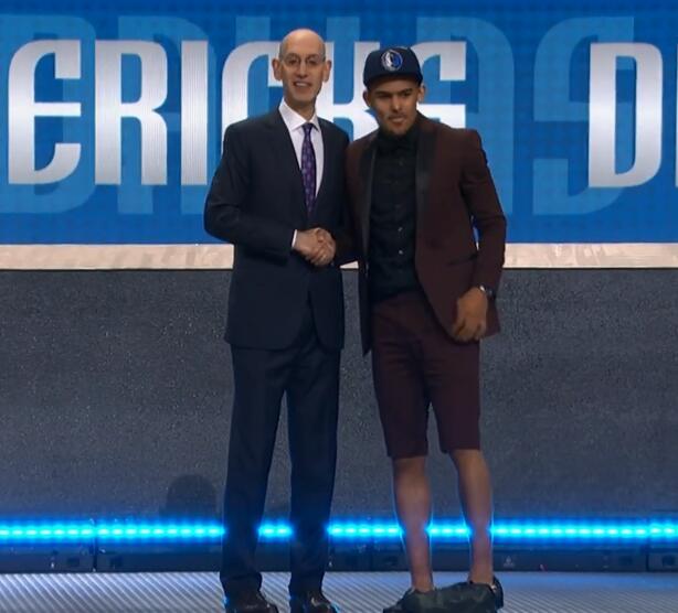 前锋远射破门，球迷现场尖叫（前锋远射世界波破门，现场球迷沸腾）