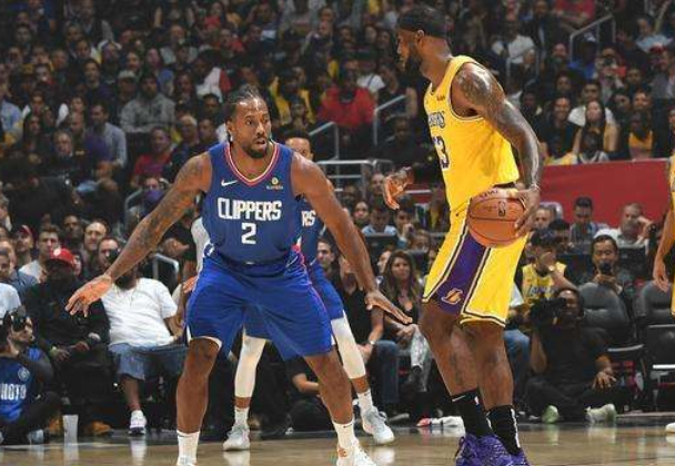 前锋关键时刻破门，球队士气高涨（射手临危建功，全队斗志被点燃）