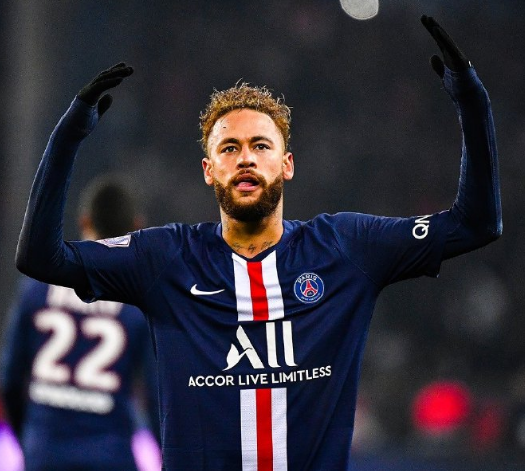 詹姆斯关键一球引爆全场（詹姆斯关键一投令全场沸腾）