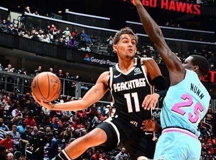 打破小贝纪录，布鲁日前锋福布斯是欧冠对巴萨传射最年轻球员（超越贝克汉姆！布鲁日前锋福布斯成欧冠对阵巴萨最年轻传射球员）