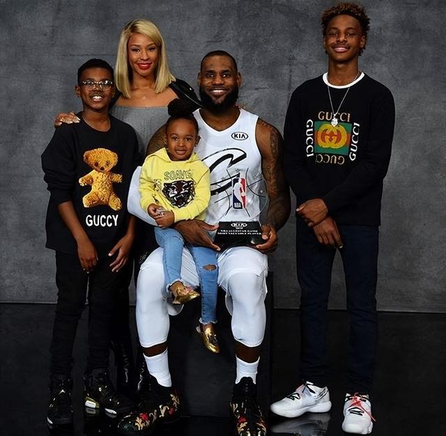 为庆祝美加墨世界杯，与刺客足球鞋融合设计的科8将进行复刻（为庆祝美加墨世界杯，融合刺客足球鞋元素的科8将迎来复刻）