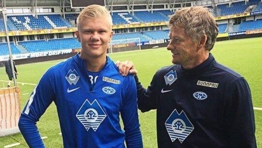 吕迪格的防守是站在那里干瞪嘛，比斯洛特先下课的估计是阿隆索（吕迪格防守宛如站桩发呆，先于斯洛特下课的恐怕是阿隆索）