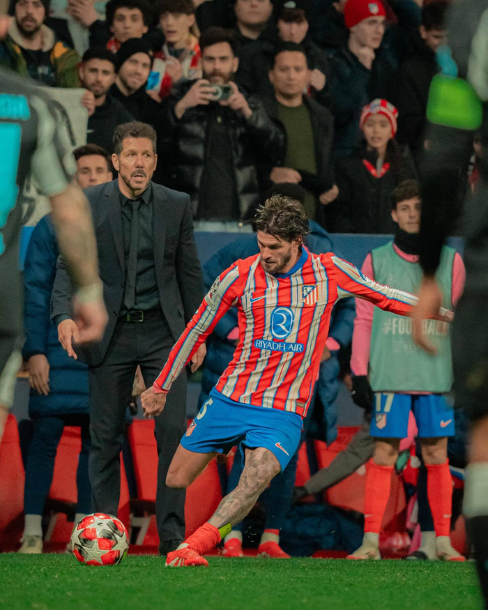 球迷：这球不进都对不起场地