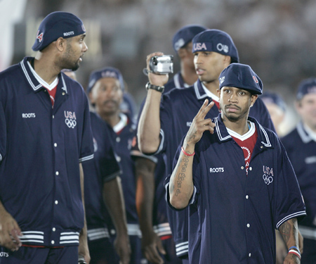 姆巴佩晒手拿全场MVP奖杯和比赛用球照片：团结一致✊🏽（姆巴佩晒照：手捧全场最佳奖杯与比赛用球，团结一心✊🏽）